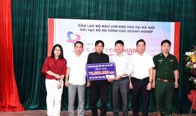 CLB Báo chí Phú Thọ thăm, tặng quà cho học sinh và gia đình có hoàn cảnh khó khăn tại Lào Cai
