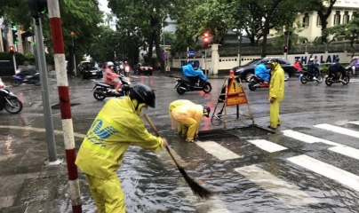 Hà Nội: Mưa lớn gây ngập nặng nhiều tuyến phố, giao thông ùn ứ