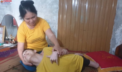 Hà Tĩnh: Xót xa cảnh mẹ đơn thân nuôi con bị bại não, bại liệt