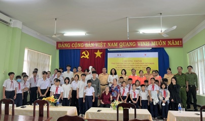 Chi Đoàn cơ sở Cục CSGT phía Nam tổ chức trao tặng quà cho các hoàn cảnh khó khăn tại Côn Đảo
