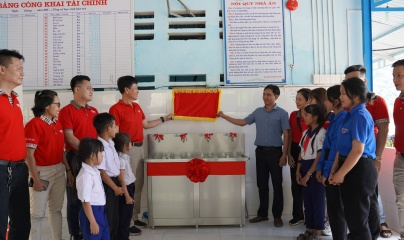 Dai-ichi Life Việt Nam trao tặng hệ thống máy lọc nước uống sạch, quà khuyến học và dinh dưỡng cho học sinh vùng sâu vùng xa tại Quảng Nam