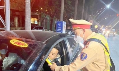 CSGT Hà Nội đo nồng độ cồn xuyên đêm, phát hiện nhiều tài xế vi phạm