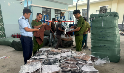 Tạm giữ 16.000 sản phẩm dày dép, quần áo nghi nhập lậu tại Phú Yên
