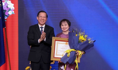 Bà Cao Thị Ngọc Dung đón nhận Huân chương Lao động hạng Nhất lần thứ hai