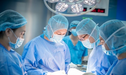 Bài 2: Tiên phong ứng dụng kỹ thuật thay khớp gối không cắt gân cơ, lấy lại vận động cho bệnh nhân biến dạng khớp suốt 10 năm