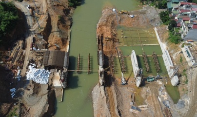Vượt lũ xây dựng đập dâng nước tạo cảnh quan giữa TP Hà Giang