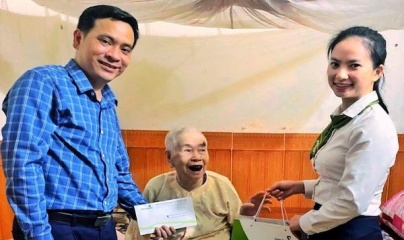 Vietcombank Vĩnh Phúc đến thăm và tặng quà Mẹ Việt Nam Anh hùng
