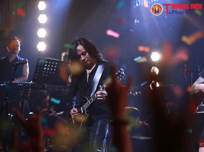 Nhìn lại đêm nhạc kỷ niệm Bức Tường 30 năm - WE ARE THE WALL