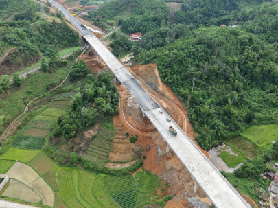 Thi công xuyên lễ tại công trường cao tốc Hữu Nghị - Chi Lăng
