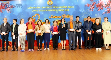 Phường Hồng Gai trao 120 suất quà 'Tết sum vầy - Xuân ơn Đảng' cho người lao động