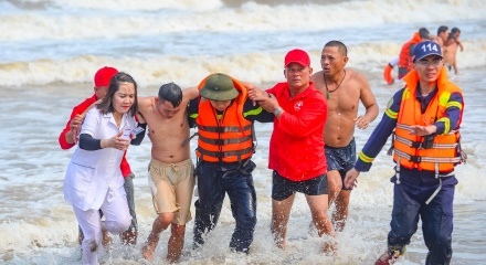 Thanh Hoá: Sầm Sơn diễn tập cứu hộ cứu nạn các tình huống khẩn cấp trên biển