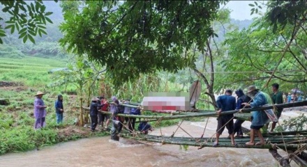 Thanh Hóa: Người dân dựng cầu tre, đưa quan tài qua dòng nước lũ 