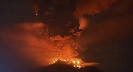 Núi lửa phun trào, Indonesia báo động cao nhất, cảnh báo sóng thần