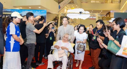 Lý Hải mời mẹ 99 tuổi và bà con ở quê dự sự kiện ra mắt 'Lật mặt 7'