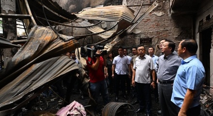 Phó Thủ tướng Trần Hồng Hà chỉ đạo khắc phục hậu quả vụ cháy nhà ở phố Trung Kính