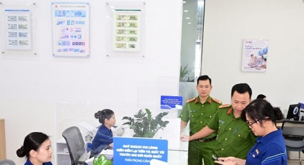 Từ 1/1/2026, ngừng dùng hộ chiếu giao dịch ngân hàng