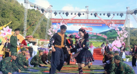Rộn ràng Ngày hội Văn hóa các dân tộc vùng biên Sam Mứn, Điện Biên