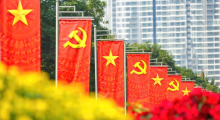 Tặng quà Đại hội XIV, Tết Bính Ngọ 2026 cho người có công và đối tượng yếu thế