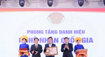 Nghệ nhân Nhữ Văn Cường và hành trình tiếp lửa chạm khắc Đông Giao