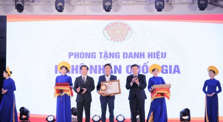 Nghệ nhân Nhữ Văn Cường và hành trình tiếp lửa chạm khắc Đông Giao