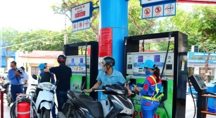 Giá xăng giảm tiếp, RON95 xuống dưới 19.000 đồng/lít