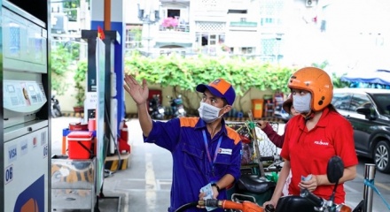 Giá xăng giảm tiếp, RON95 về mức thấp nhất gần 5 năm