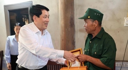 Bộ Nội vụ hướng dẫn tặng quà của Chủ tịch nước nhân dịp Tết Bính Ngọ 2026