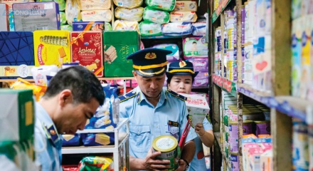 Tăng mức phạt buôn lậu, gian lận thương mại và hàng giả để siết kỷ cương thị trường