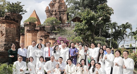 Trồng cây bồ đề hạnh phúc - ước nguyện bình an của 80 cặp đôi tham gia 'Vietnam Happy Fest 2025'