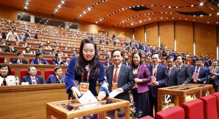 Hình ảnh đại biểu bỏ phiếu bầu Ban chấp hành Trung ương Đảng khóa 14