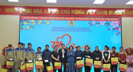 Hải Phòng: Những suất quà Tết làm ấm lòng công nhân và người lao động