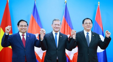 Thủ tướng ba nước Việt Nam - Campuchia - Lào họp triển khai kết quả cuộc gặp giữa người đứng đầu ba Đảng