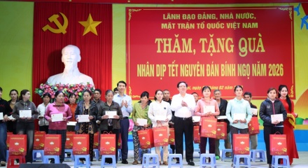 Phó Thủ tướng Hồ Quốc Dũng thăm, tặng quà Tết gia đình chính sách, công nhân khó khăn tại Gia Lai