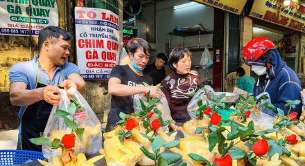 Thị trường Rằm tháng Giêng 2026: Thực phẩm dồi dào, dịch vụ đặt cỗ 'hút khách'