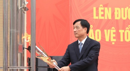 Bí thư Hà Nội thắp đài lửa truyền thống, động viên tân binh Thủ đô lên đường nhập ngũ