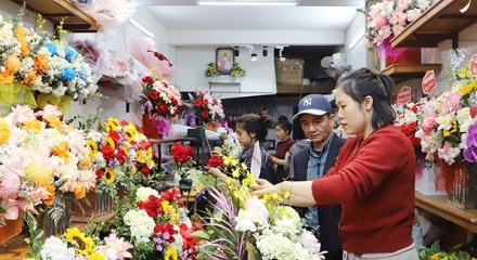 Hoa tươi tăng nhiệt, combo quà tặng 'hot trend' lên ngôi dịp lễ 8/3