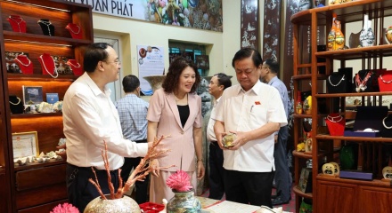 Phó Chủ tịch Quốc hội Lê Minh Hoan về thăm làng nghề xã Chuyên Mỹ, Hà Nội