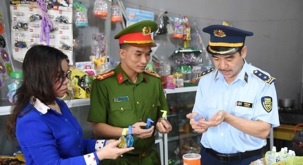 Hà Tĩnh kiểm tra, xử phạt các cửa hàng kinh doanh hàng hóa không rõ nguồn gốc trước các cổng trường học