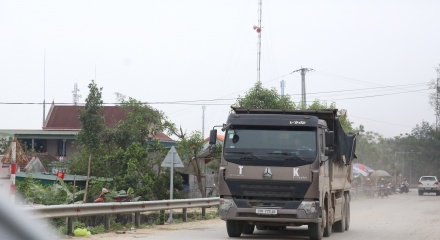 Nghệ An tăng cường kiểm tra, tổng rà soát hơn 2.200 xe tải trên 15 tấn