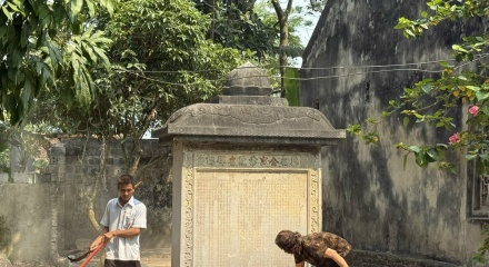 Bia cổ hơn 300 năm ở Thanh Hóa thành tường rào nhà dân