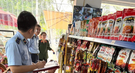 Thanh Hóa: Thu giữ gần 1.000 sản phẩm thực phẩm sụn gà, cánh gà nghi nhập lậu