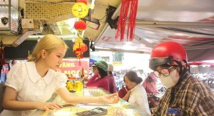 Giá vàng hôm nay 17/4: Vàng SJC và nhẫn trơn giảm tiếp