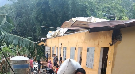 Lào Cai: 20 phút giông lốc, hàng chục ngôi nhà tốc mái