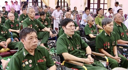 Thủ tướng yêu cầu hoàn thành trao quà cho người có công trước ngày 28/4