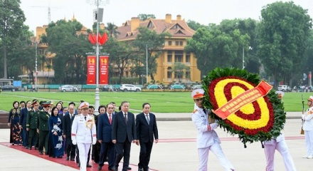 Lãnh đạo Đảng, Nhà nước vào Lăng viếng Chủ tịch Hồ Chí Minh nhân kỷ niệm 51 năm Ngày giải phóng miền Nam