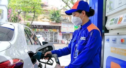 Giá xăng tăng mạnh, dầu diesel giảm về dưới 28.000 đồng/lít