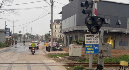 Từ 15/5, ô tô vượt rào chắn đường sắt bị phạt đến 20 triệu đồng