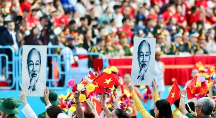 Ánh sáng Hồ Chí Minh soi đường cho chúng ta đi