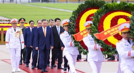 Lãnh đạo Đảng, Nhà nước vào Lăng viếng Chủ tịch Hồ Chí Minh nhân ngày 19/5