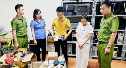 Hai chị em ruột cầm đầu đường dây mua bán nước hoa giả mạo các nhãn hiệu nổi tiếng thế giới